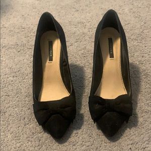 Black suede pumps with bow